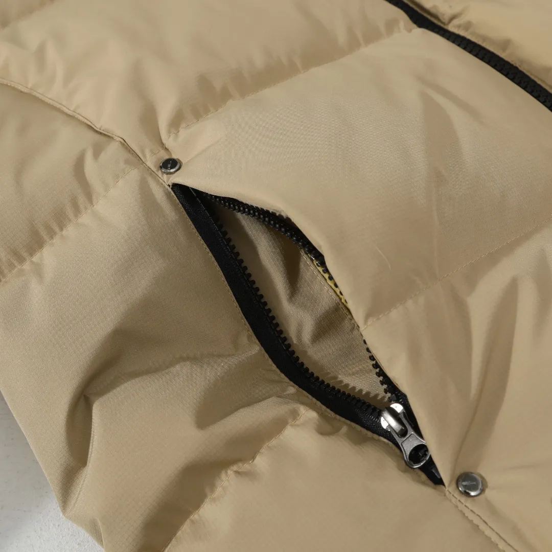P680 #R58 Ralph Lauren/Ralph Lauren classic new down jacket jacket with detachable hood extra thick plush down jacket men's top "Thousands of stitches of electric embroidery, the logo is like a work of art" The imported Barudan embroidery machine is used to carve the classic polo logo with precision electric embroidery technology. Each letter is full and three-dimensional, with clear details, making it the "most expensive embroidered logo" on the down jacket, highlighting its extraordinary status. "75% national standard high-quality white duck down, light and heat-locking" is filled with 75% high-quality white duck down, which is light and pressure-free, but has excellent warmth retention. After compression, it can quickly rebound and become fluffy, say goodbye to bloat, embrace unburdened warmth, and face the cold winter without timidity. "Technical fabrics that protect against cold and wind and rain" · Long-lasting fluffy and non-stiffening, consistent thermal performance · 400T high-density gallbladder + pinhole retraction technology, completely say goodbye to velvet · Windproof and waterproof matte fabric with adjustable hem, easy to deal with bad weather "Five colors come together to interpret diverse styles" · White: pure first snow, fresh and versatile · Black: classic without limits, calm and atmospheric · Navy blue: low-key and elegant, suitable for both business and leisure · Sky blue: bright and healing, brightening up dull winter days · Khaki: retro and gentle, the first choice for urban wanderers "The details are authentic, the texture is everywhere" The original electroplated YK zipper is smooth and durable, the detachable hood can be worn multiple times, and the original hangtag and washable label ensure authentic quality. The same design for men and women makes it easy to control whether it is used as a couple's outfit or to create personal style, making it an indispensable fashion equipment this winter.  Color: Black, Navy, Khaki, White, Sky Blue Size: S M L